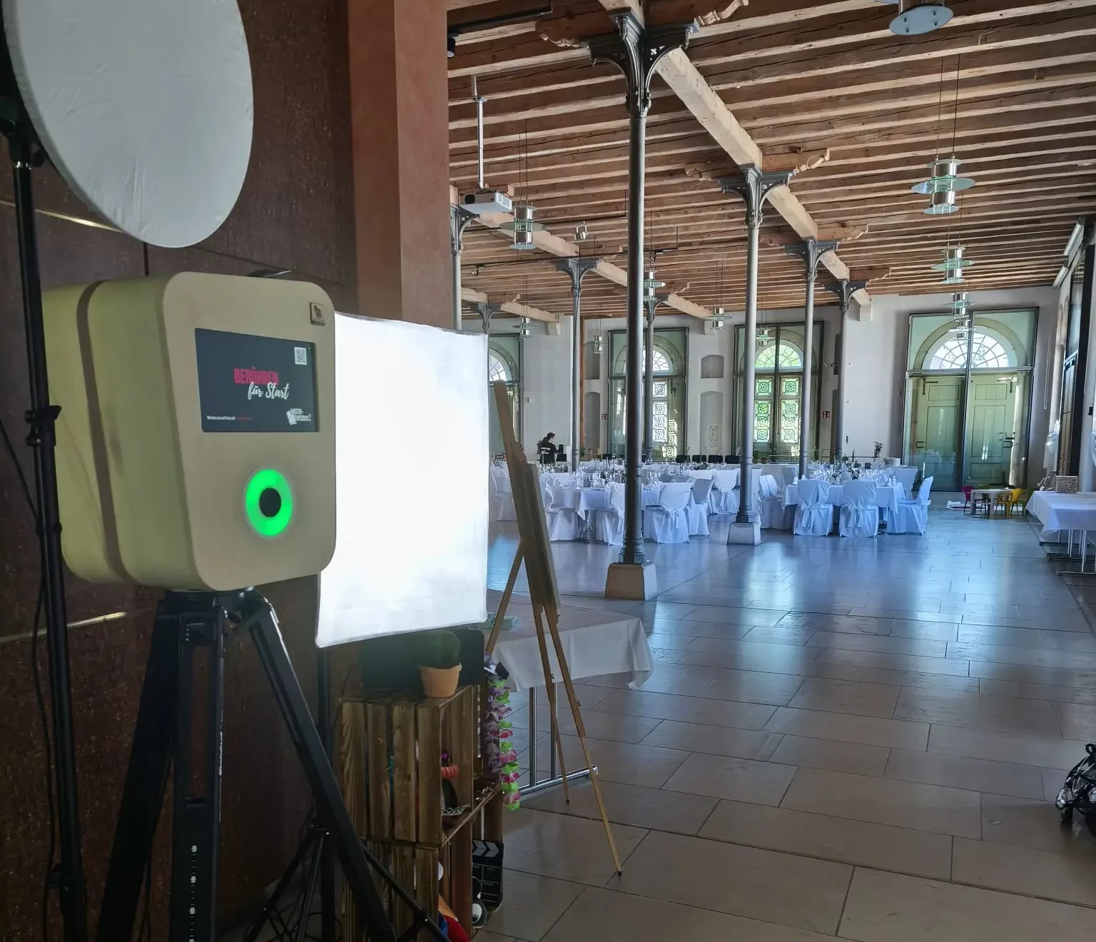 Fotobox mieten in Heidenheim. Ansicht von Heidenheim mit der imposanten Burg Hellenstein im Hintergrund, umgeben von malerischer Natur. Perfekte Kulisse für unvergessliche Events und Hochzeiten.