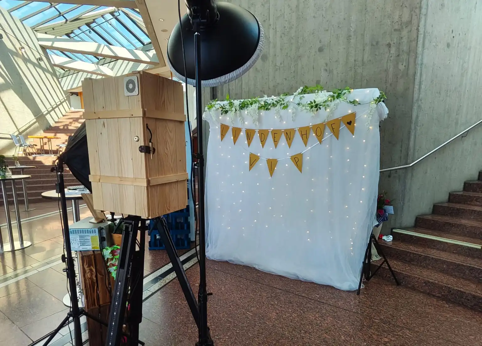 Fotobox mieten in Heidenheim. Ansicht von Heidenheim mit der imposanten Burg Hellenstein im Hintergrund, umgeben von malerischer Natur. Perfekte Kulisse für unvergessliche Events und Hochzeiten.