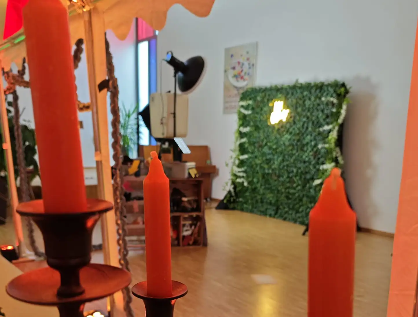Fotobox mieten in Heidenheim. Ansicht von Heidenheim mit der imposanten Burg Hellenstein im Hintergrund, umgeben von malerischer Natur. Perfekte Kulisse für unvergessliche Events und Hochzeiten.