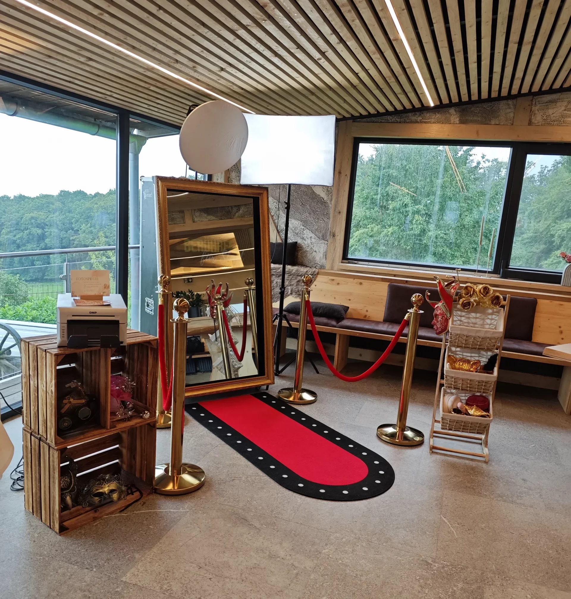Fotobox mieten in Heidenheim. Ansicht von Heidenheim mit der imposanten Burg Hellenstein im Hintergrund, umgeben von malerischer Natur. Perfekte Kulisse für unvergessliche Events und Hochzeiten.