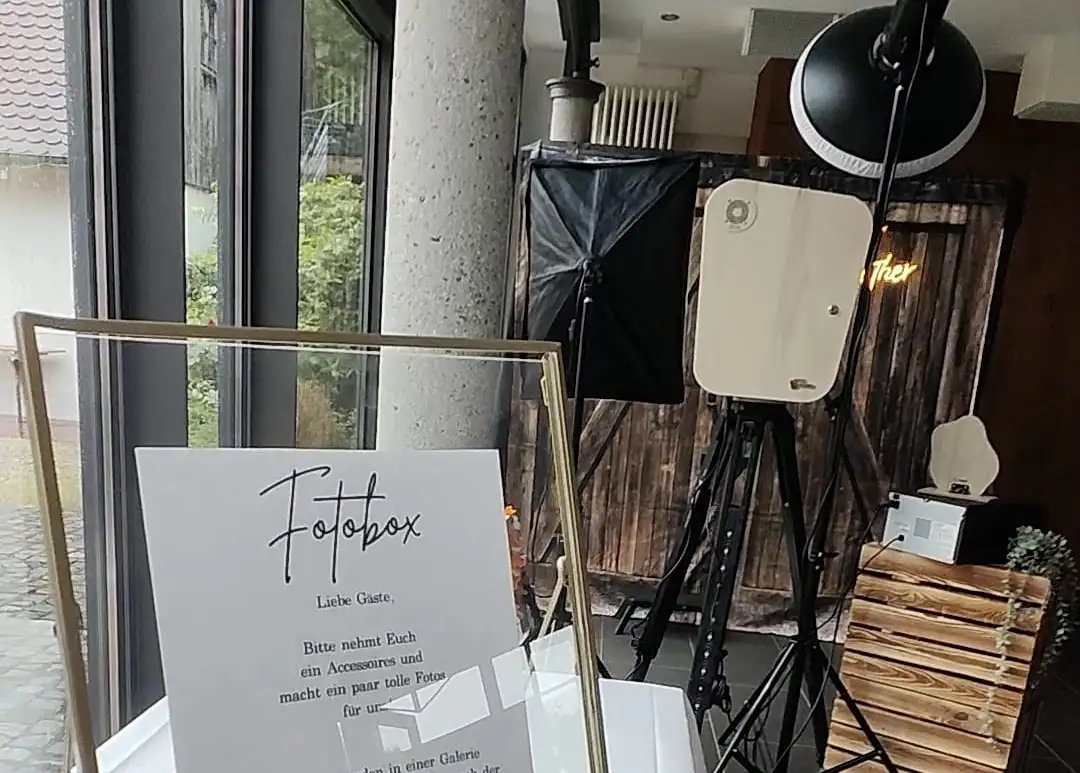 Fotobox mieten in Heidenheim. Ansicht von Heidenheim mit der imposanten Burg Hellenstein im Hintergrund, umgeben von malerischer Natur. Perfekte Kulisse für unvergessliche Events und Hochzeiten.