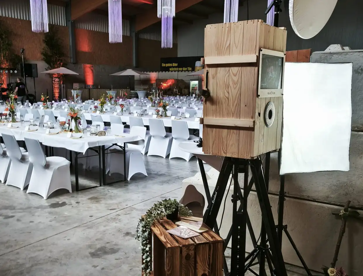 Fotobox mieten in Heidenheim. Ansicht von Heidenheim mit der imposanten Burg Hellenstein im Hintergrund, umgeben von malerischer Natur. Perfekte Kulisse für unvergessliche Events und Hochzeiten.