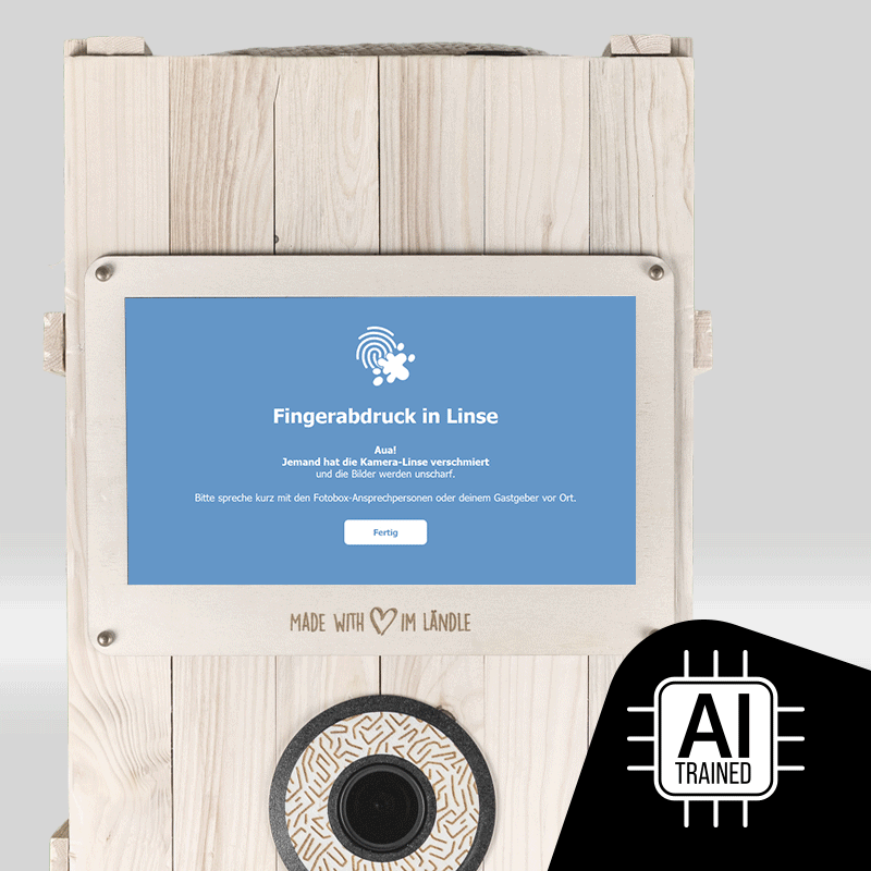 SmartGuard von mister-fotobox® überwacht die Bildqualität live, erkennt verschmierte Linse oder falsche Belichtung und blendet Selbsthilfe- sowie Sicherheitshinweise direkt an der Fotobox ein.